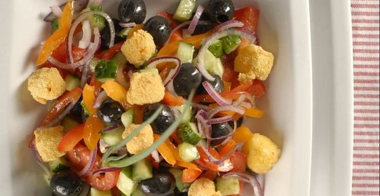 Греческий салат с жареным сыром