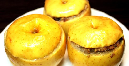 Яблоки, фаршированные куриным фаршем с черносливом