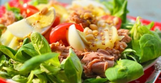 Картофельный салат с тунцом и горчично-медовой заправкой