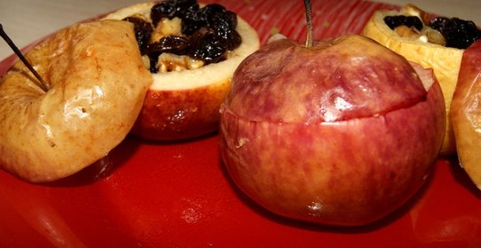 Яблоки, запеченные с изюмом и орехами