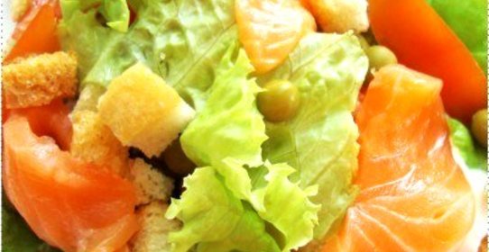 Салат с перепелиными яйцами, семгой и томатами черри