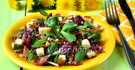 Салат с беконом, радиччио и корном