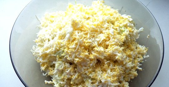 Салат из пекинской капусты с яблоком и курицей