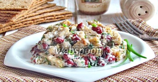 Салат из красной фасоли с сухариками