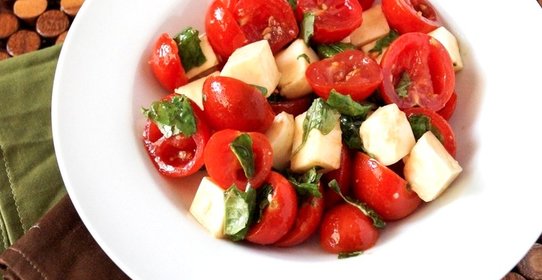 Салат с томатами черри