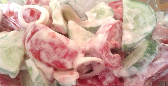 Простой овощной салат со сметаной