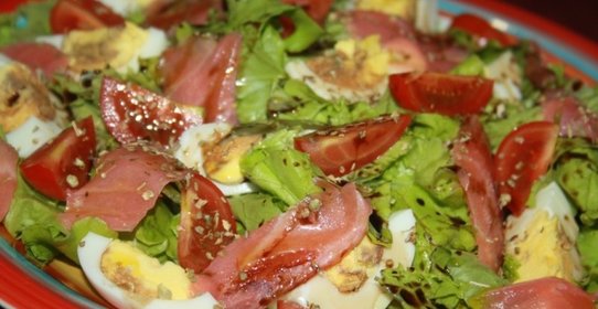 Салат со слабосоленым лососем и яйцами