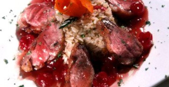 Утка с соусом из сушеной вишни, куриных потрошков и портвейна