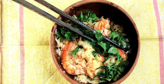 Сладкий рис с чесноком, креветками и рукколой