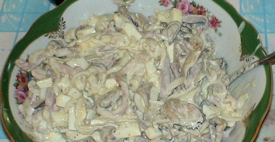 Салат с мидиями и кальмарами