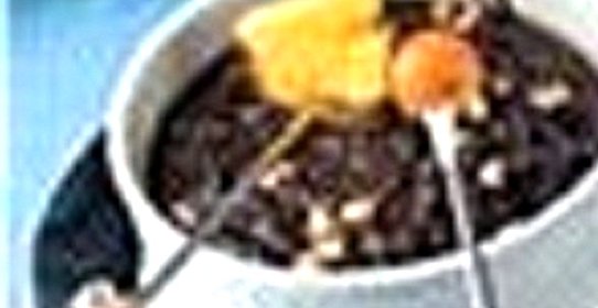 Шоколадное фондю с сухофруктами