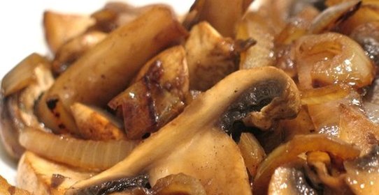 Шампиньоны с луком