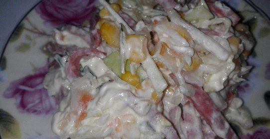 Летний салат с капустой и помидорами