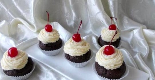 Шоколадные капкейки с вишней