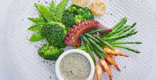 Теплый салат из морепродуктов с зелеными овощами и трюфельным соусом