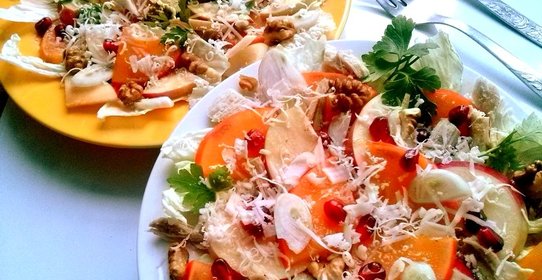 Салат с хурмой