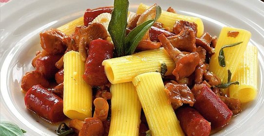 Ригатони с охотничьими колбасками, грибами и шалфеем