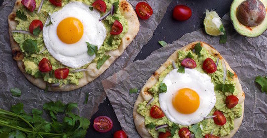 Яичница с соусом гуакамоле