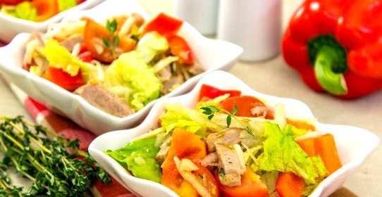 Салат с говядиной, кольраби и помидорами