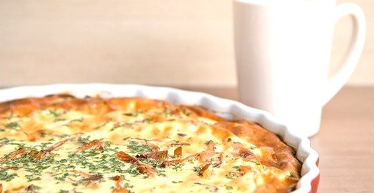 Киш с карамелизованным луком и прошутто