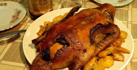 Утка с яблоками и черносливом