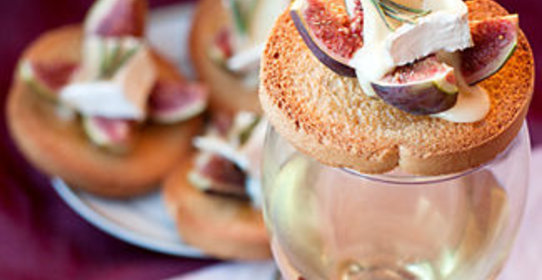 Тосты с инжиром, бри и розмариновым медом