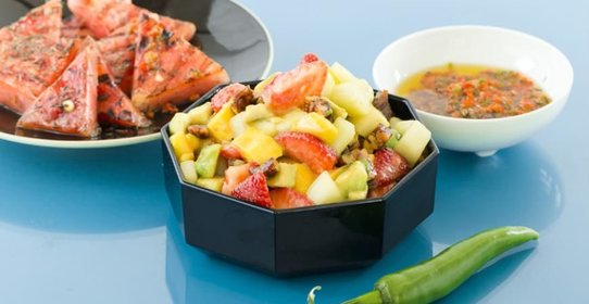 Салат с дыней, манго и клубникой