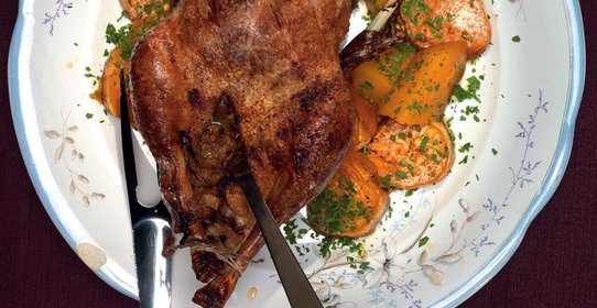 Гусь с яблочным чатни с печеными овощами