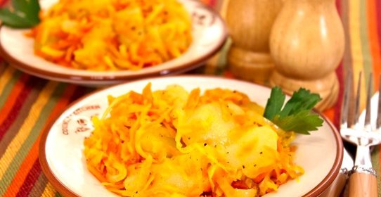 Картофель, обжаренный с луком и морковью