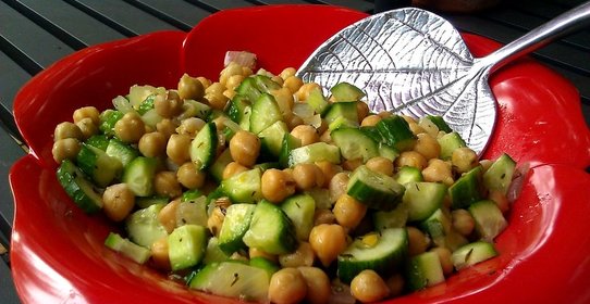 Салат с фасолью и огурцами