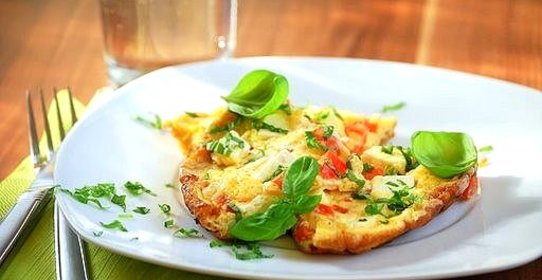 Омлет с беконом, пармезаном и зеленью