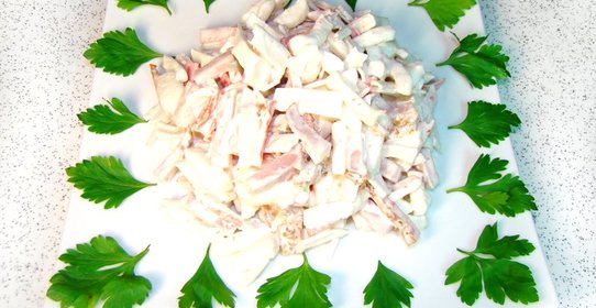 Салат из кальмаров с ветчиной