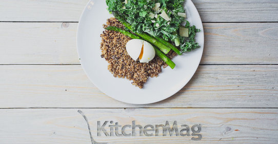 Полезный завтрак: киноа с яйцом, спаржей и капустой