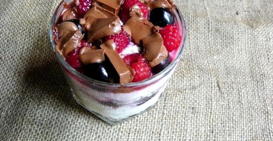 Творожный десерт с черешней и шоколадом