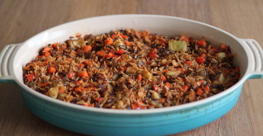 Дикий рис с томатами и репчатым луком