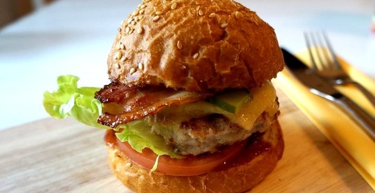 Домашний бургер с мясной котлетой и беконом