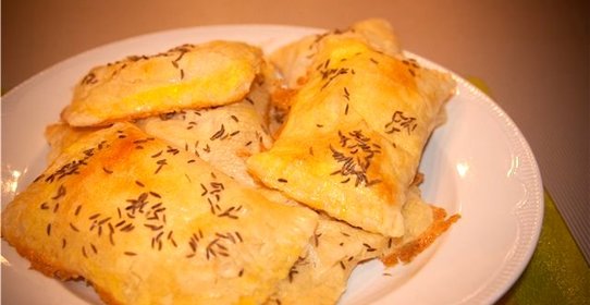 Слойки с ветчиной и сыром