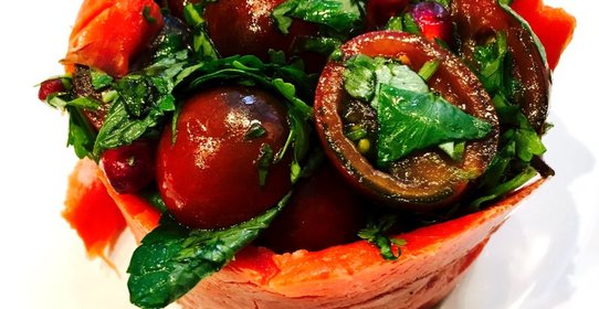 Салат из помидоров черри с копченым лососем