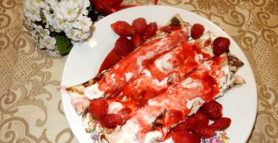 Блины с ягодами в сметанном креме