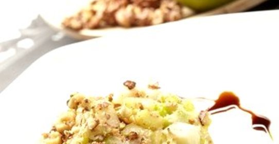 Салат из сельдерея и яблок с орехами пекан