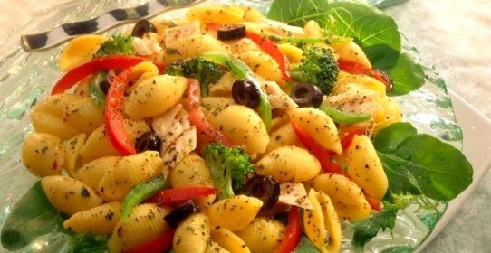 Греческий салат с пастой и тунцом