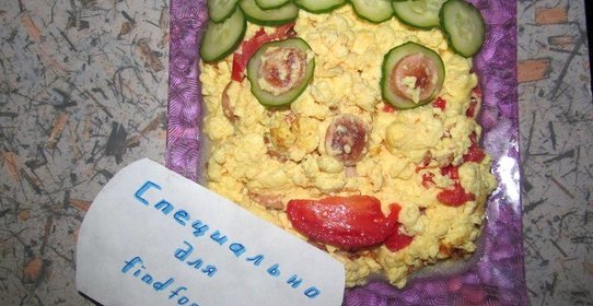Воздушный омлет с помидорами и сосиской