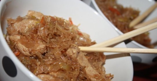 Фунчоза со свининой, овощами и кунжутным соусом