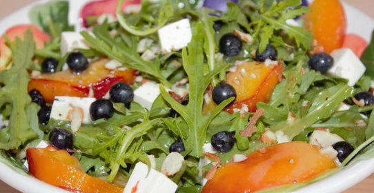 Салат из рукколы с черникой и персиком
