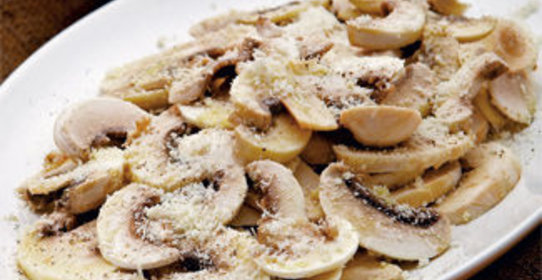 Салат из шампиньонов с овечьим сыром