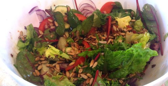 Свежий салат с авокадо и семечками