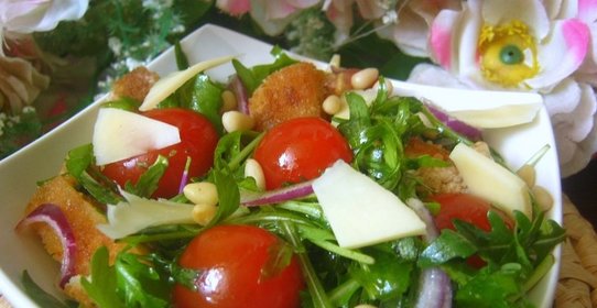 Салат с рукколой и жареной куриной грудкой