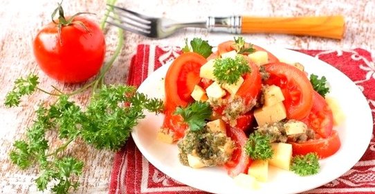 Салат с помидорами и ореховой заправкой