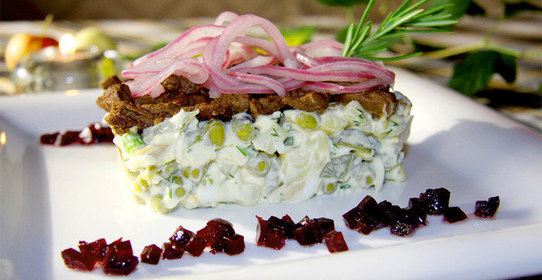 Домашний салат с олениной и белыми грибами