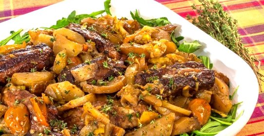 Свиные ребрышки, запеченные с овощами